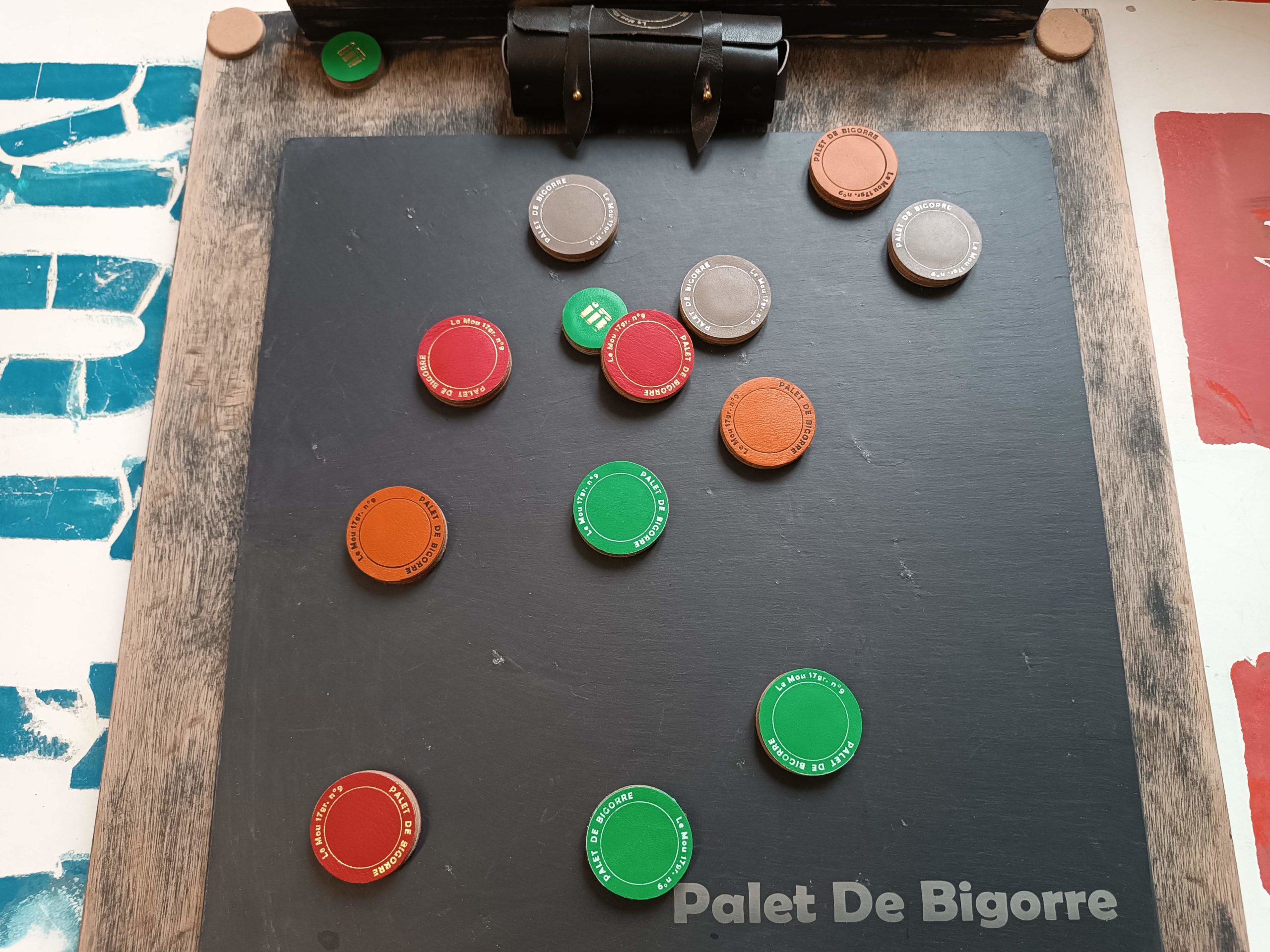 Jeu 12 palets et 2 Maîtres dans étui cuir "le Mou" – Image 3