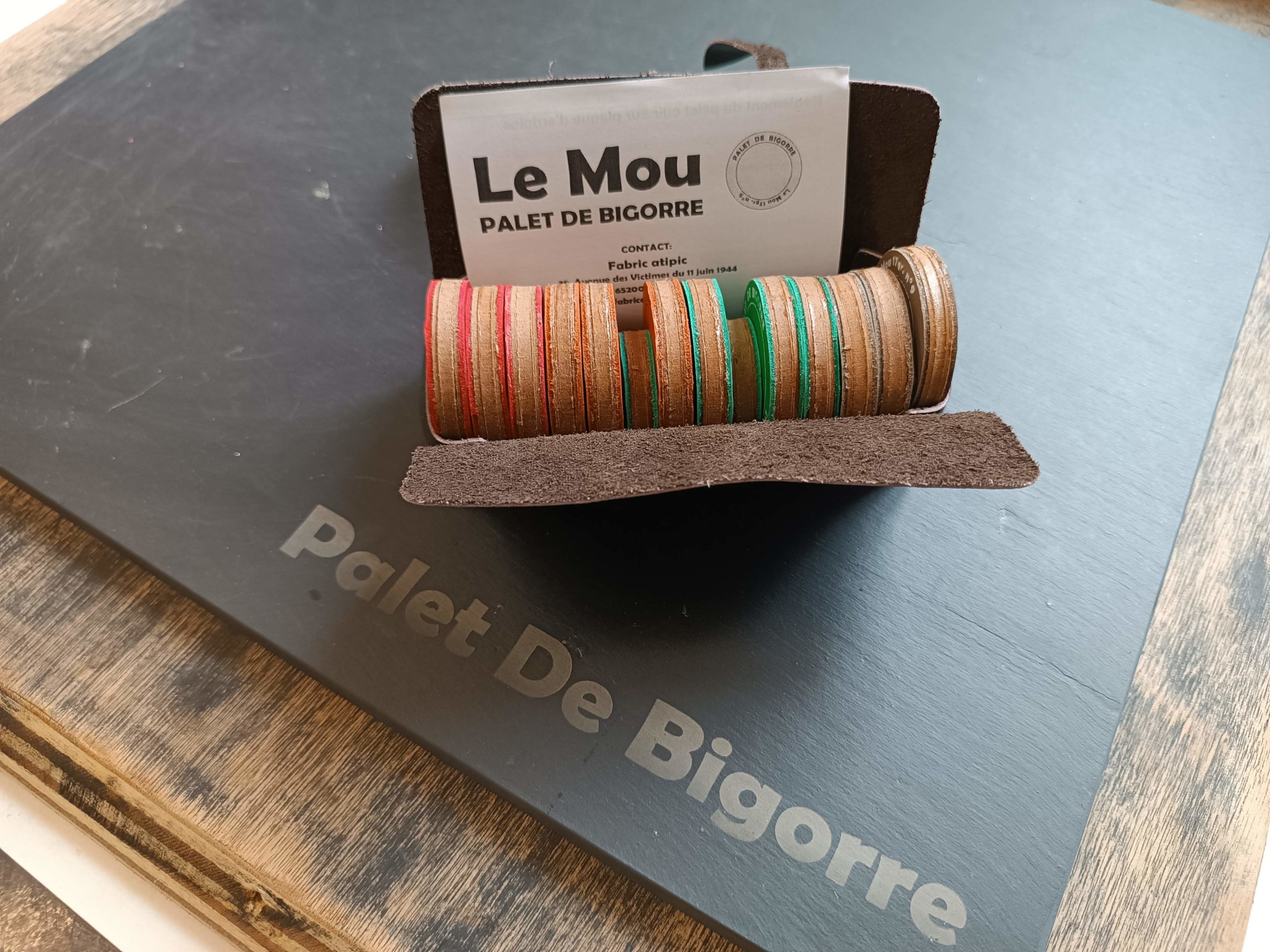 Jeu 12 palets et 2 Maîtres dans étui cuir "le Mou" – Image 2