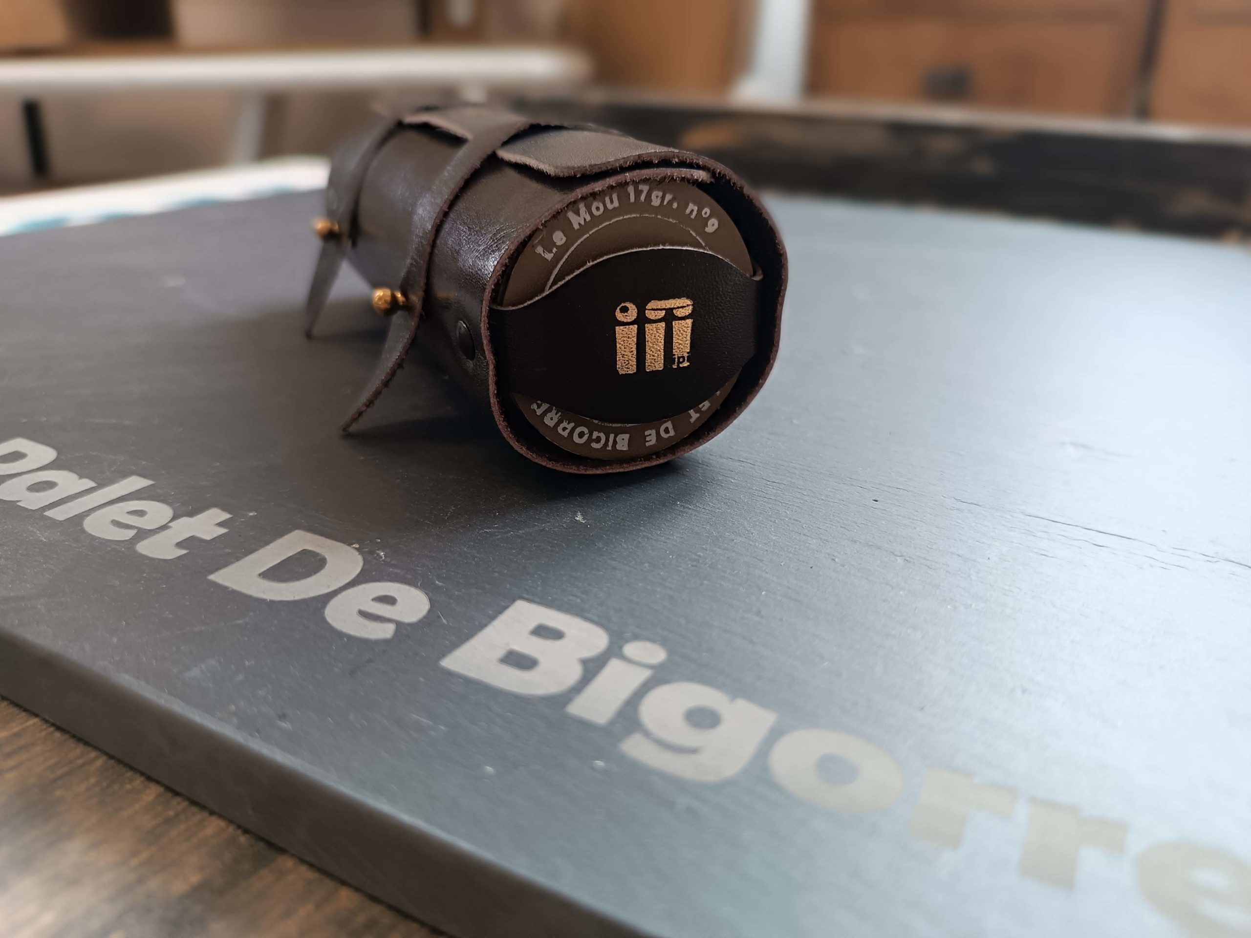 Jeu 12 palets et 2 Maîtres dans étui cuir "le Mou" – Image 4